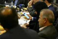 ⭕ ️آذری جهرمی، وزیر ارتباطات در حال چک کردن تلگرام در شور