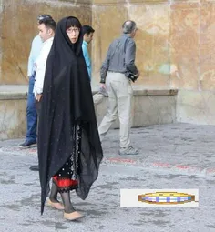 تلاش بامزه ی یک توریست چینی برای حفظ حجاب در میدان نقش جه