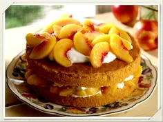 تزین کیک با میوه هلو وخامه