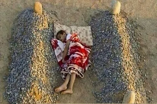 عکسی دردناک از پسری که بین قبر پدر و مادر خود خوابیده