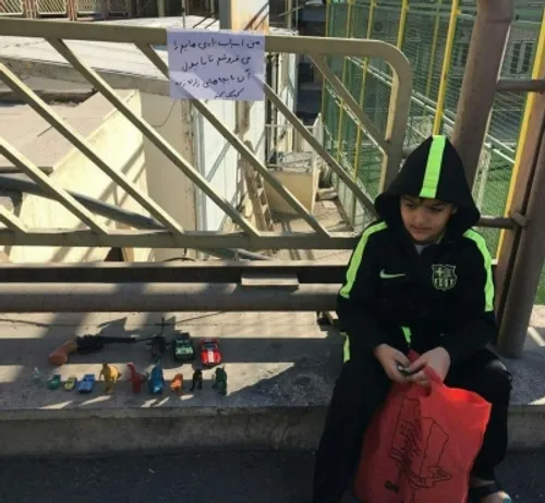 این پسر بچه حراج زده به اسباب بازیاش تا با پولش به زلزله 
