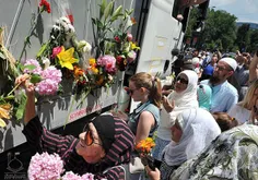 مردم مسلمان سارایوو برای استقبال و وداع با اجساد این کشته