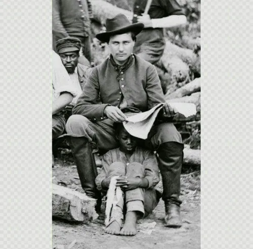 سرباز آمریکایی در سال 1862 از یک سیاه پوست به عنوان صندلی