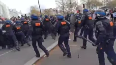 🔺 ضرب و شتم وحشتناک معترضین توسط پلیس در پاریس