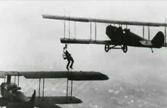 🌍 تصویری از اولین سوخت گیری هوایی جهان در سال ۱۹۲۱ در حال