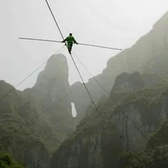سامات حسن ۲۴ ساله از کشور چین، بر روی طنابی ۷۰۱ متری با ق