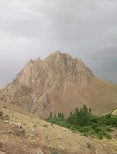 کوه گلجیک،در نزدیک خرمدره استان زنجان که دارای سخره های ف