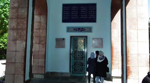 شوریده شیرازی پس ازفوت سعدی بازگشت ودرهمین مکان سعدی شیرا