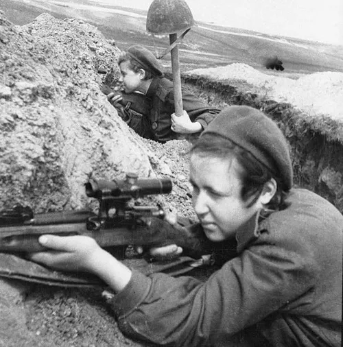 دو تک تیرانداز زن ارتش سرخ در جبهه نبرد شرق در حال شکار ت
