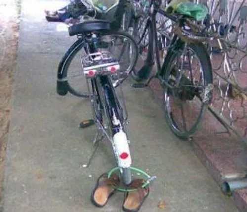 دمپایی به دوچرخه قفل شده یا دوچرخه به دمپایی