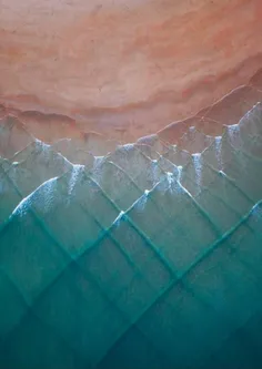 امواج متضارب زیبایی که از برخورد دو جریان به هم تولید شده
