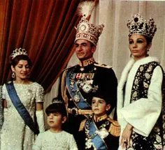 محمد رضا شاه با خانواده...