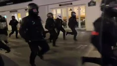🎥 ویدیویی از لحظه حمله پلیس ضد مردمی #فرانسه به مردمی که کنار خیابان ایستاده‌اند