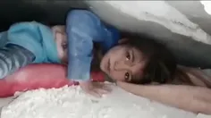 یک دختر بچه سوری زیر آوار مانده خطاب به امدادگر: عمو نجات