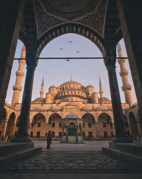نمایی زیبا از مسجد سلطان احمد در شهر استانبول. این مسجد ی