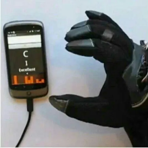اختراع یک دستکش پیشرفته با قابلیت اتصال به اسمارت فون و ت