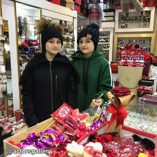 سارا و نیکا سریال "پایتخت" در حال خرید کادوی ولنتاین