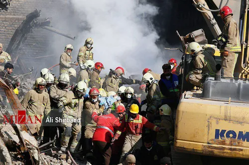 پیکر هشتمین آتش نشان شهید از زیرآوار پلاسکو خارج شد