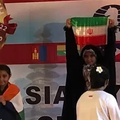 دختر ۸ ساله مشهدی پرچم ایران را بالا برد
