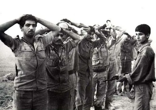عکسی زیبا وجالب از سرباز نوجوان ایرانی و اسرای عراقی؛ ۱۳۶