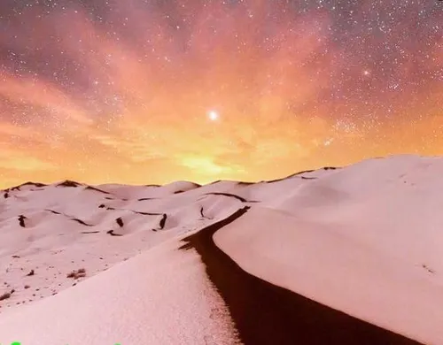 صحنه ای چشم نواز از برفی که تپه های شنی را در کویر مرنجاب