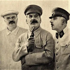 استالین در دفترش در حال کشیدن پیپ بود که منشی اش گفت: شخص