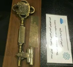 کلید شهر لوس آنجلس اهدایی به شهردار تهران در سال 1350، مح