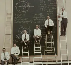 عکسی از دانشمندان ناسا در حال محاسبات پیچیده بر روی تخته 