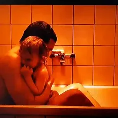 در فیلم Love اثر گاسپار نوئه، در آخر مورفی فرزندش را در آ