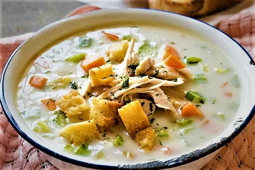 سوپ کرم مرغ یک سوپ سنتی است که در کشورهای جنوب شرق آسیا س