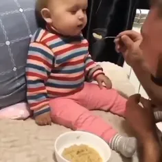 غذا خوردن این بچه با باباش و بینین شاد بشین😍😂
