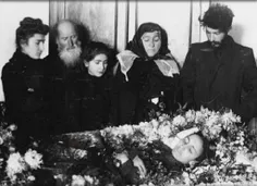 استالین جوان را ببینید که چطوره به همسر تازه درگذشته اش خ