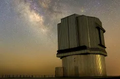 تلسکوپ این رصدخانه دارای آینه ای به وزن ۹۰ تن است. با وجو