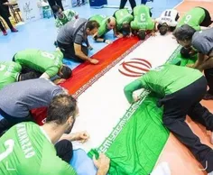 📸 سجده شکر ملی‌پوشان والیبال نشسته روی پرچم ایران بعد از 