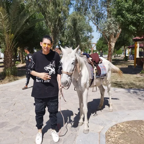 سلام دوستان عزیزم خوبید اینم عکس من در اسب سواری در پارک 