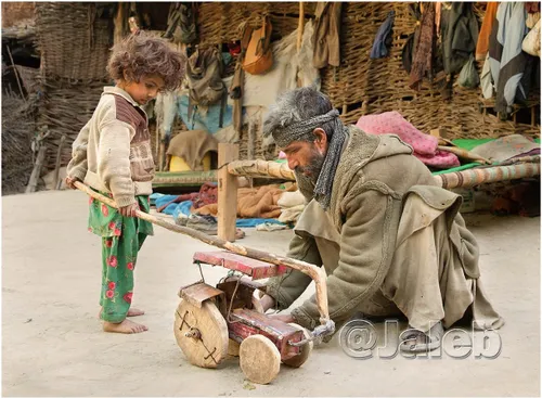 فقر چیزی از مهربانی یک پدر کم نمیکند... فقط در قیمت وسایل