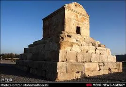 آرامگاه کوروش بزرگ واقع در شهرستان مرودشت فارس