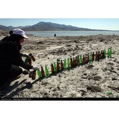 جمع آوری زباله های حاشیه دریاچه ارومیه‎