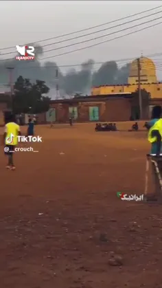 🎥 لذت جوانان سودانی از بازی فوتبال در میان گلوله، دود و آ