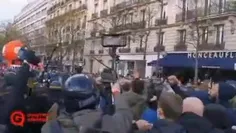 🎥 استفاده پلیس فرانسه از نارنجک و شوکر و پرتاب آن بر سر ی