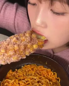 خوردن کورن داگ با نودل🍜🌭