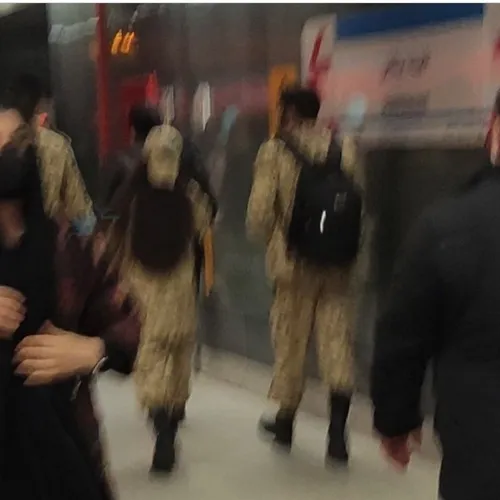 دوست دخترش لباس سربازی پوشیده بود و با هم قدم میزدن (: