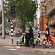 ویدئویی از موتورسواری یک خانم چادری در آمستردام هلند ....
