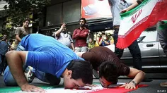 بوسه بر پرچم ایران