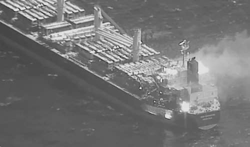کشتی آمریکایی که دیروز توسط یمن هدف قرار گرفت