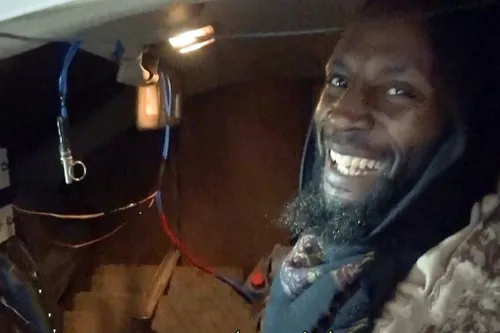 یک داعشی انگلیسی خوشحال در داخل خودروی بمب گذاری شده به س