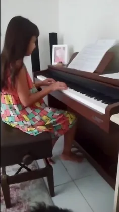 🌹ملودی در حال پیانو زدن لطفا لایک کنید دوستان عزیزم 🌹
