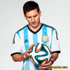 مسی در حال تست توپ جام جهانی 2014