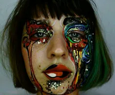 دختری که صورت را بعنوان بوم #نقاشی انتزاعی انتخاب کرد