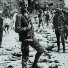 💢 سال ۱۹۶۸ در ویتنام این عکس یادگاری از سرباز آمریکایی در